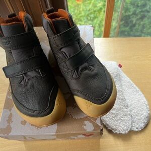 NIB Vivobarefoot trackers sz 31